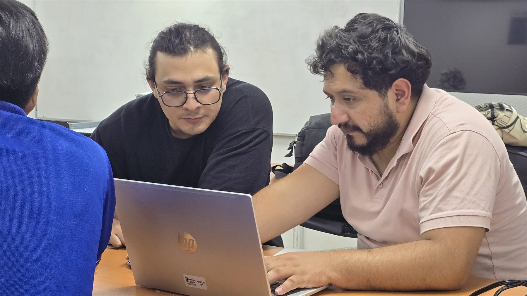 Participantes revisando una solución técnica durante el TNE México 2026