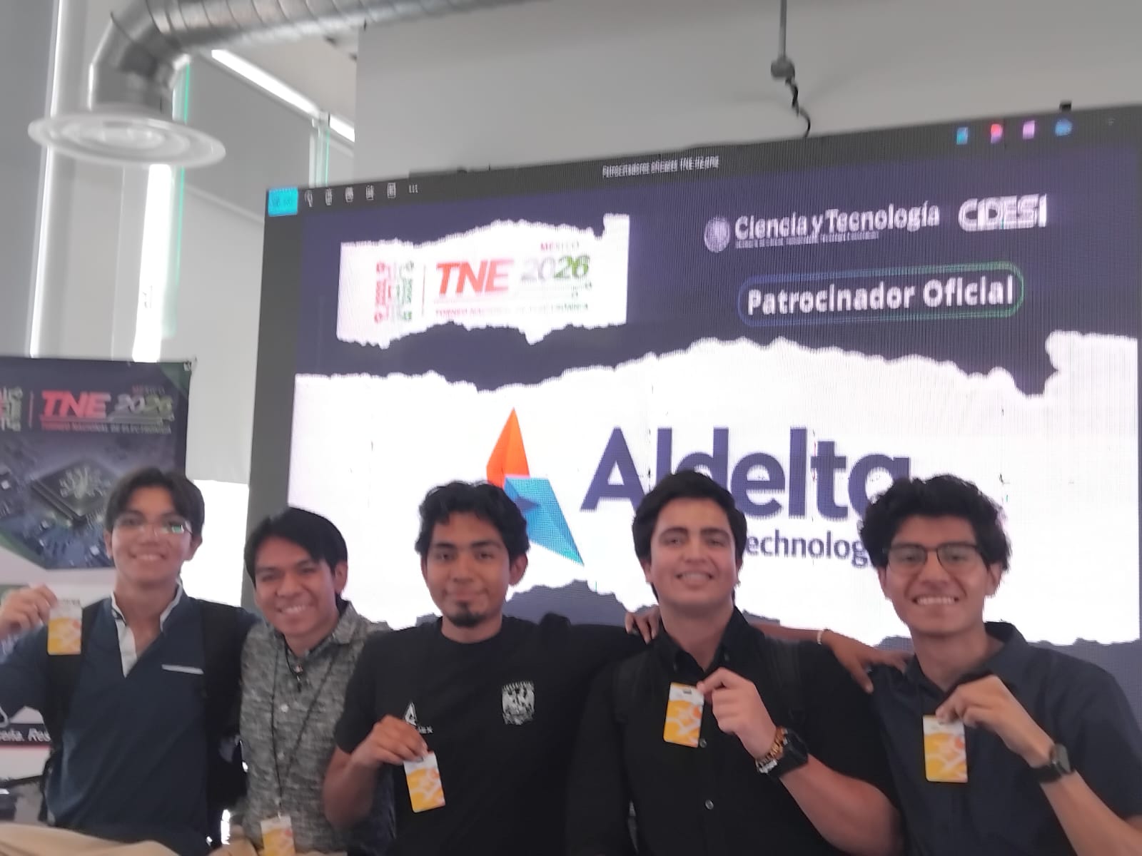 Participantes del TNE México 2026 mostrando sus acreditaciones al cierre del evento